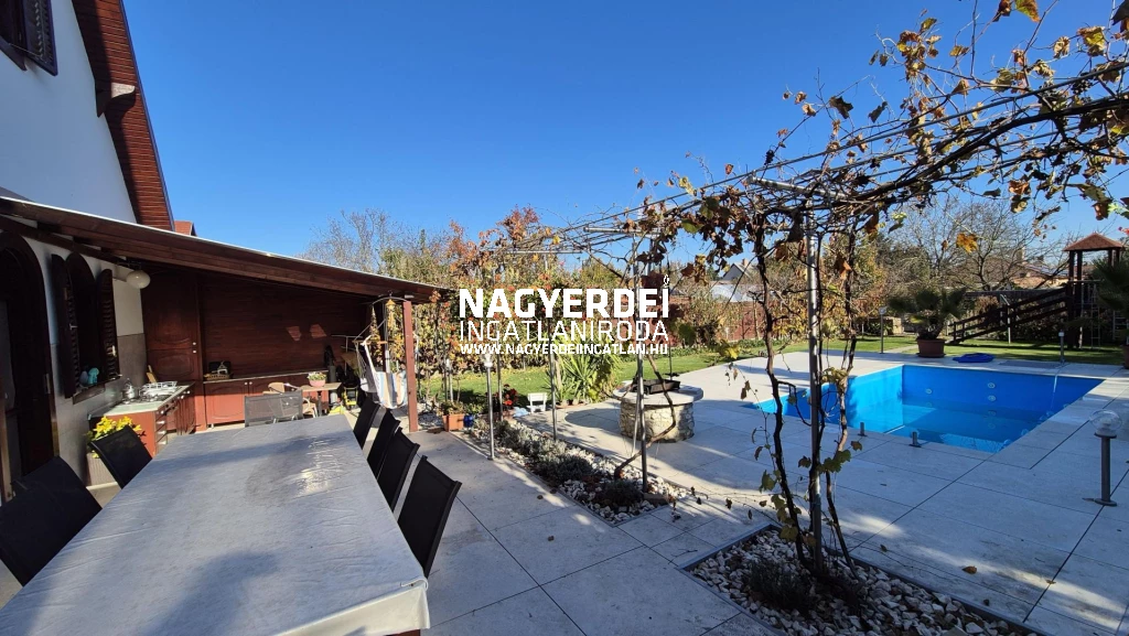 Eladó 250 m2 családi ház, Debrecen