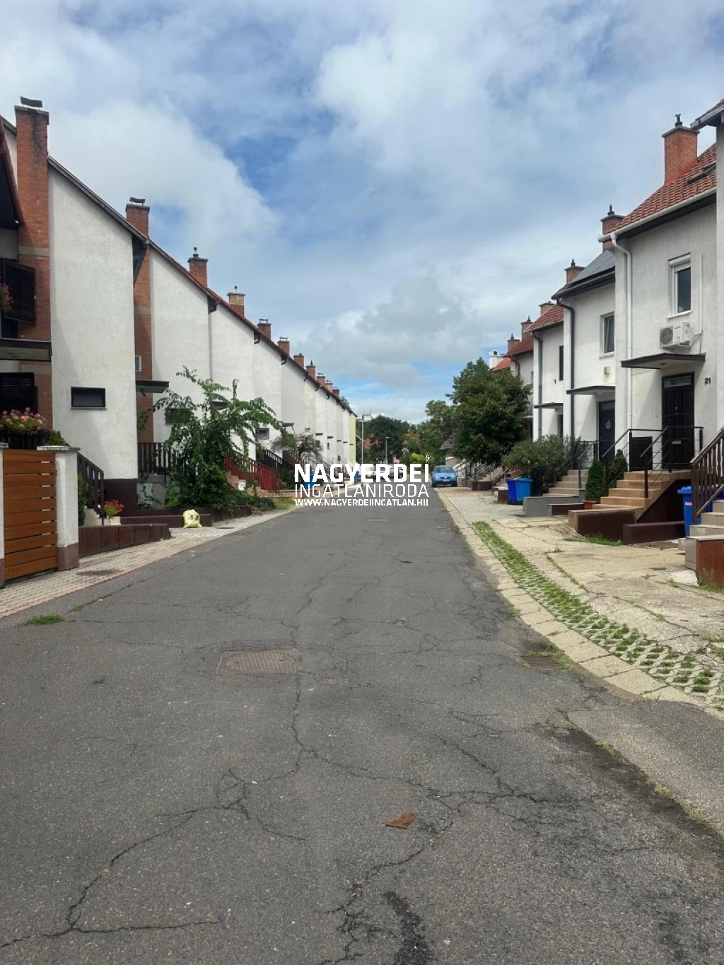 A NAGYERDŐ SZÍVÉBEN SORHÁZ ELADÓ!