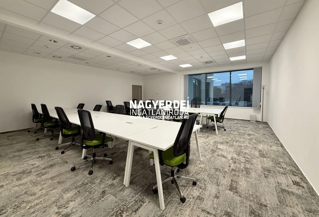 Kiadó 200 m2 iroda irodaházban, Debrecen