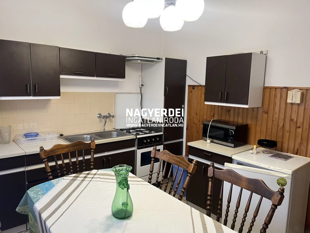 Eladó többfunkciós családi ház cukrászüzemmel Tégláson, a 4-es főút közelében!