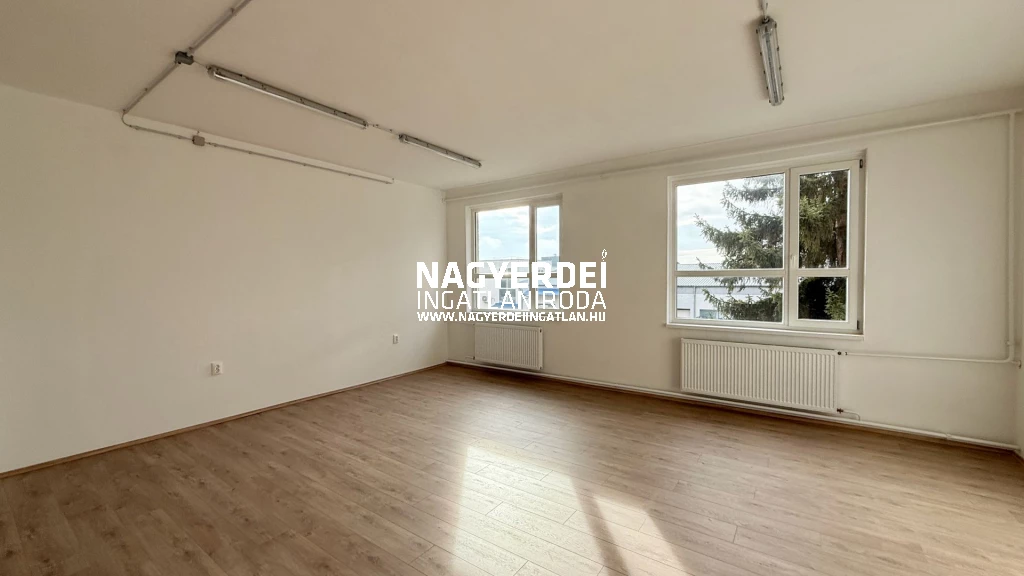 Kiadó 90 m2 iroda irodaházban, Debrecen