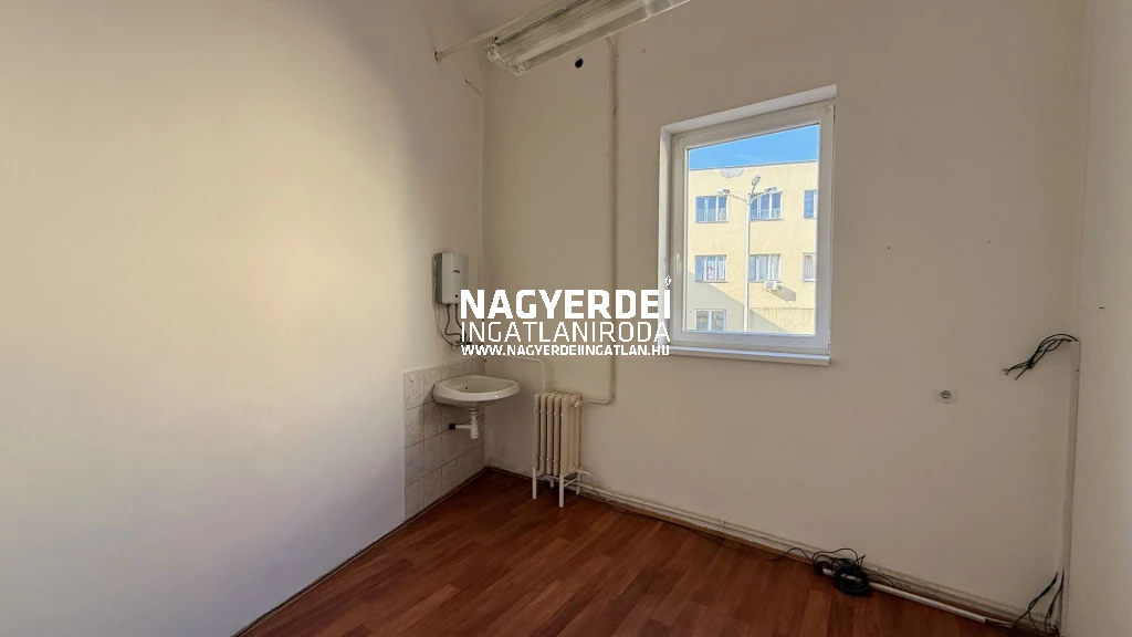 Kiadó 16 m2 iroda irodaházban, Debrecen