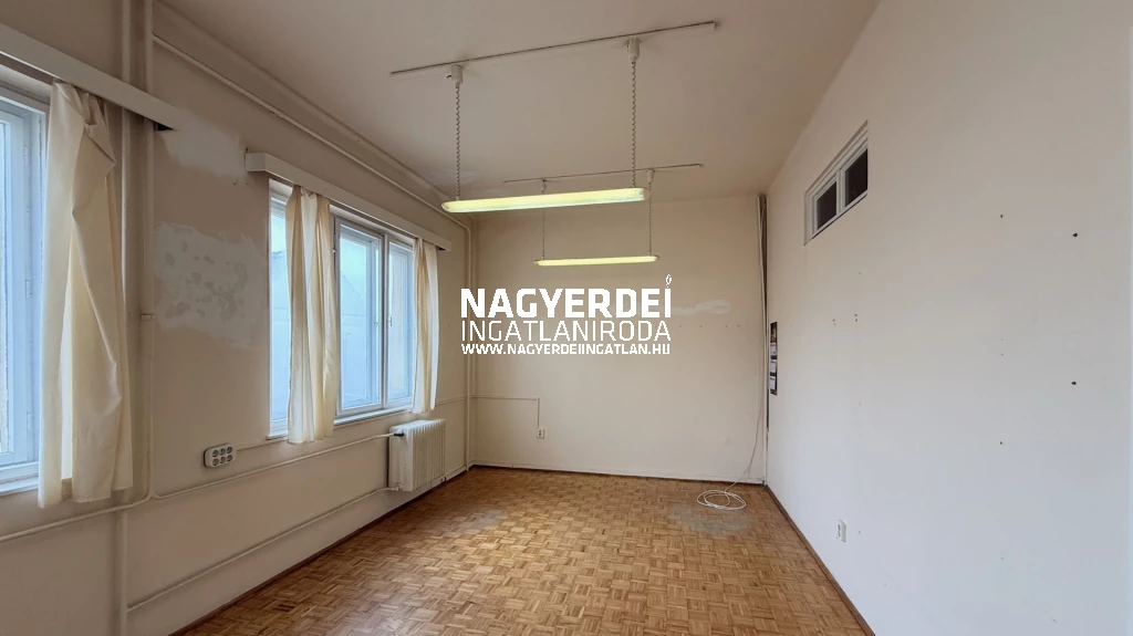 Kiadó 22 m2 iroda irodaházban, Debrecen