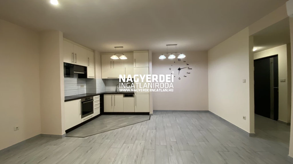 A Széchenyi Residence-ben, ÚJSZERŰ, 61 m2-es, TEREMPARKOLÓVAL és TÁROLÓVAL KIADÓ !