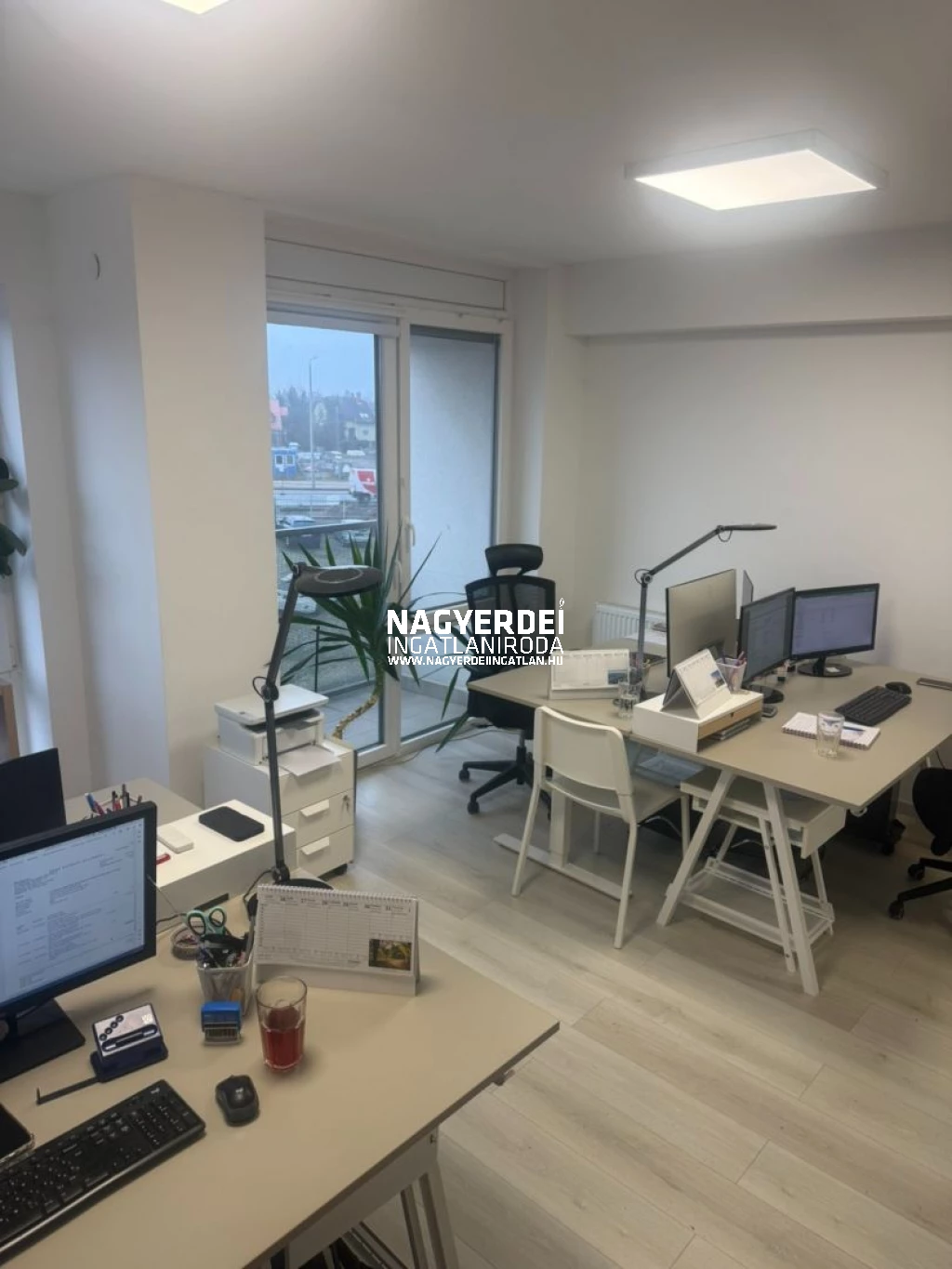 Debrecenben, a Liget lakóparkban, 37 m2 alapterületű, KIVÁLÓ ÁLLAPOTÚ iroda kiadó !