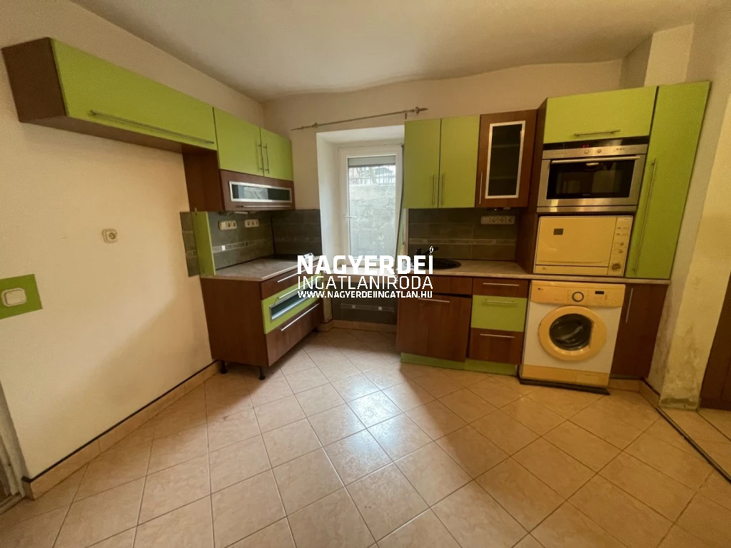 Eladó 61 m2 tégla lakás, Debrecen