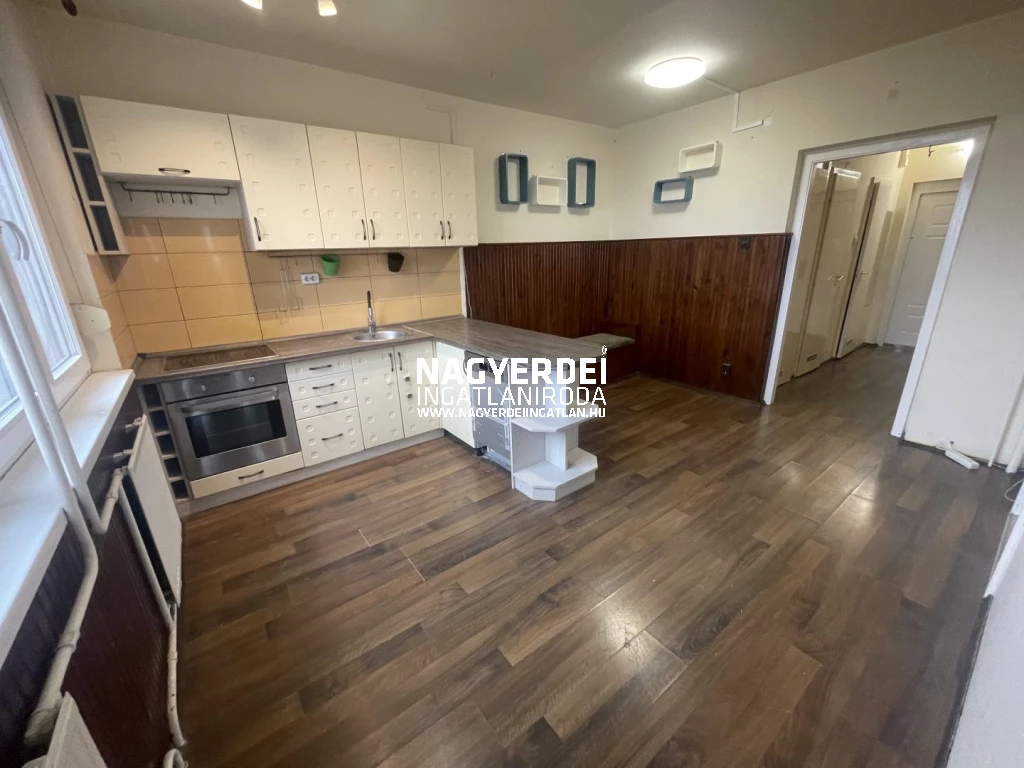 Eladó 63 m2 panel lakás, Debrecen