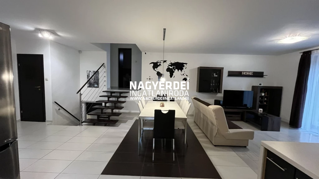 Teljes körűen felújított, modern, önálló családi ház 856 m2-es telken – igényes kialakítással eladó