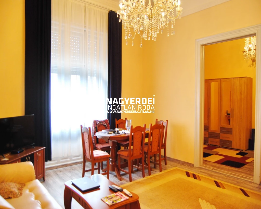 Debrecen Belvárosában, első emeleti, nappali + 1 hálószobás, klimatizált  tégla lakás kiadó