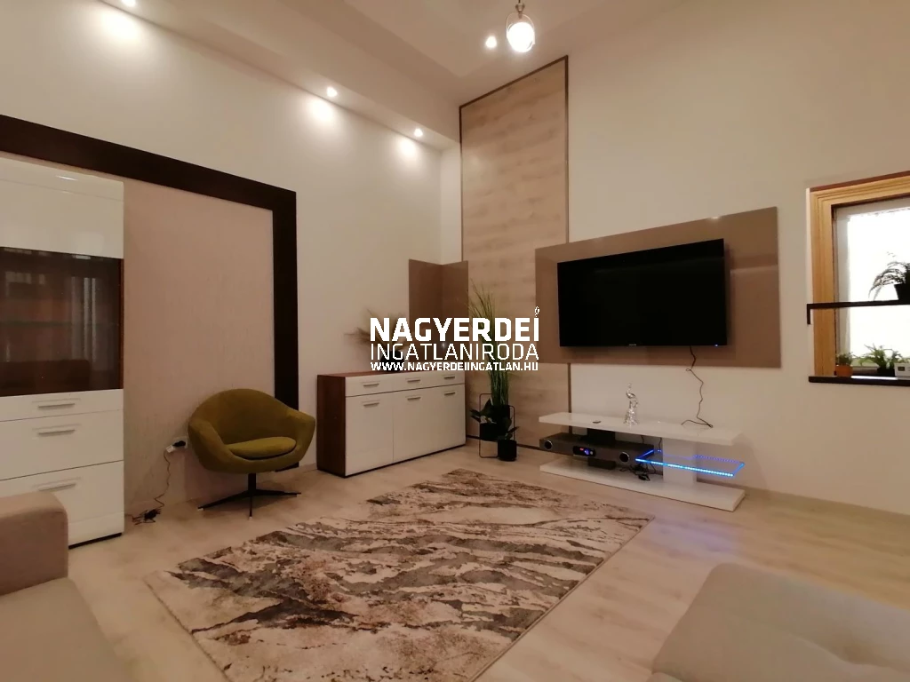 Debrecen Belvárosában, gyönyörűen felújított és TELJESEN BERENDEZETT és GÉPESÍTETT polgári lakás KIADÓ