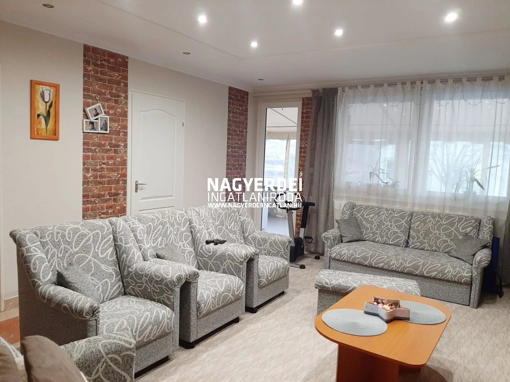 Családi ház műhellyel kiadó!