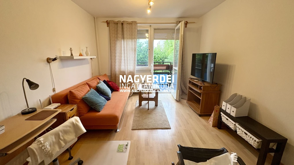 Eladó 40 m2 panel lakás, Debrecen