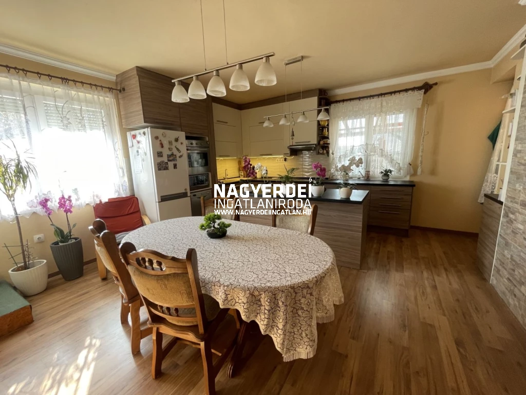 Eladó 180 m2 családi ház, Debrecen