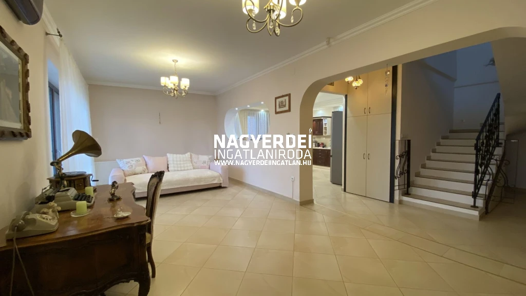 Debrecen Lencz telepi városrészében, igazán JÓ ADOTTSÁGOKKAL RENDELKEZŐ OTTHON