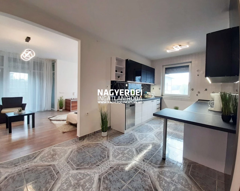 Nagyerdei felújított lakás eladó