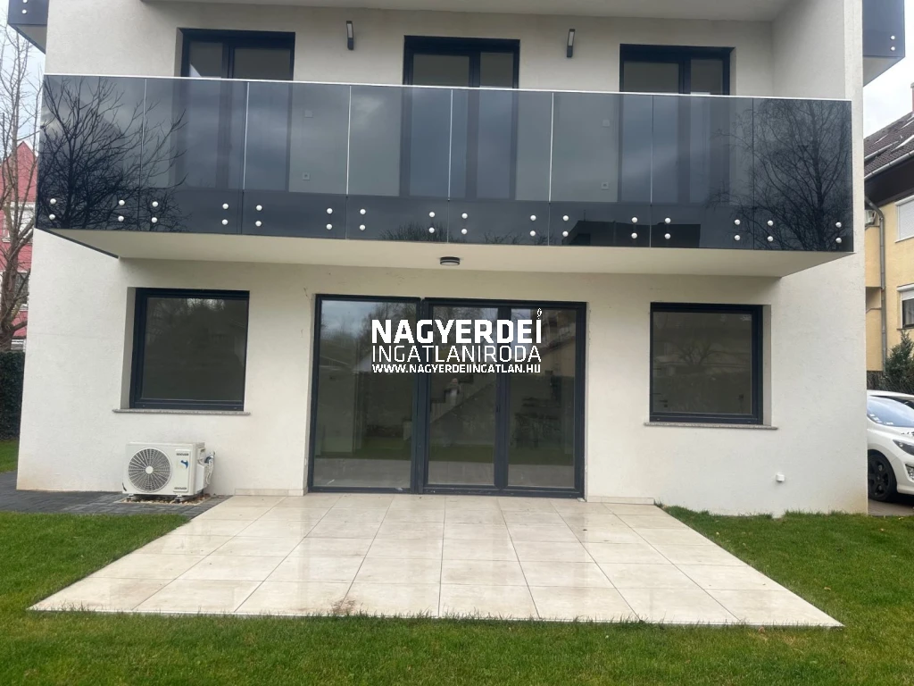 Debrecen Szoboszlói úti belső kétszintes lakás eladó