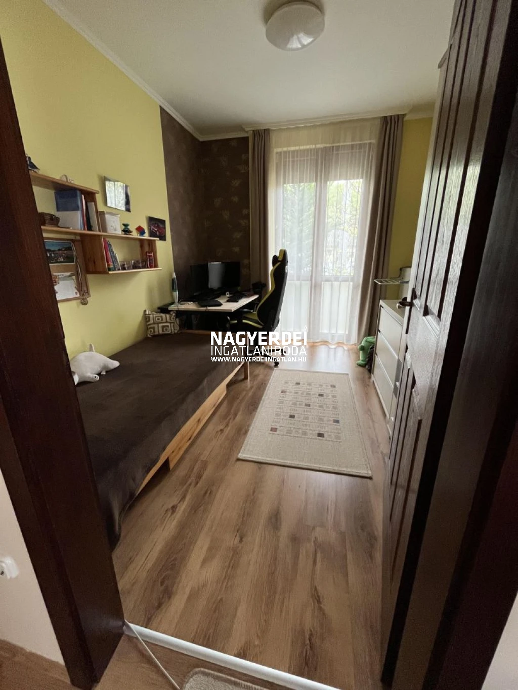 c3-1-name c2-1-name, Debrecen, Falóger