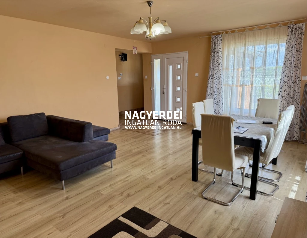 Eladó felújított családi ház hatalmas telekkel Geszteréden!