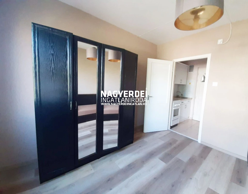 Garzonlakás eladó!