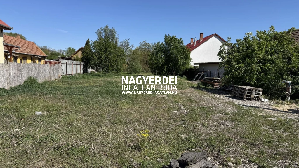 Eladó építési telek a Biharikertben