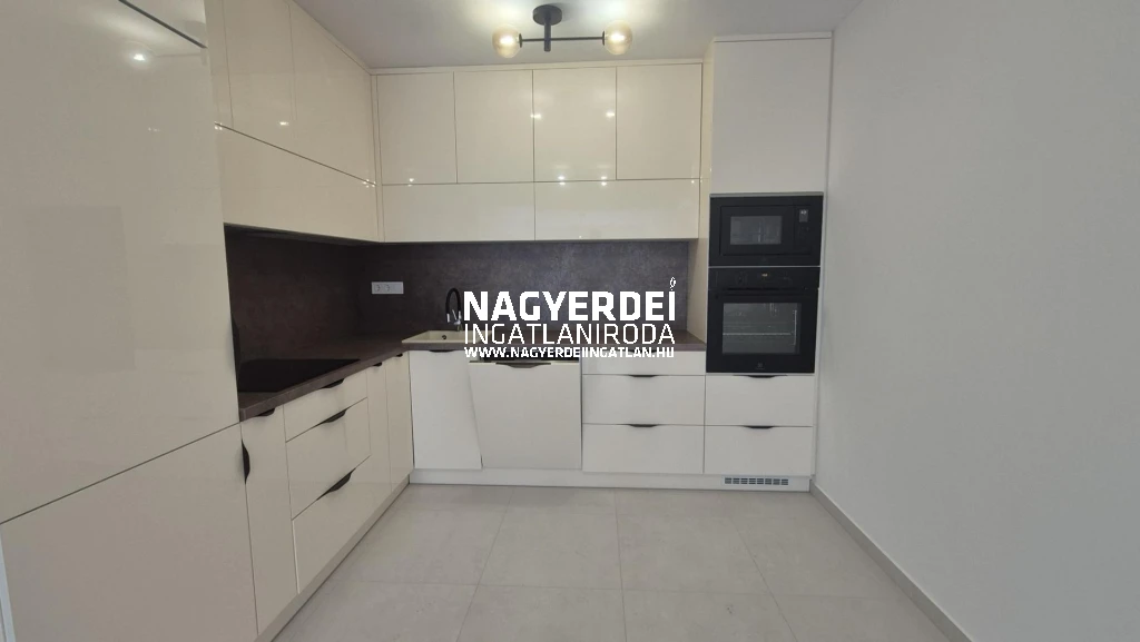 Kiadó 77 m2 tégla lakás, Debrecen