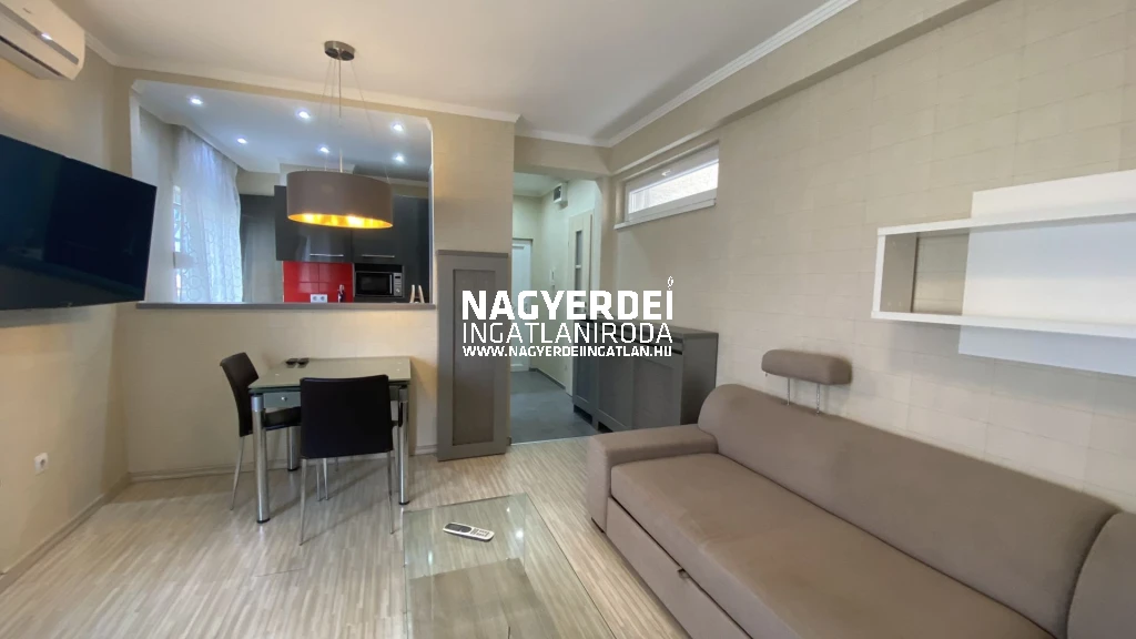 Debrecen BELVÁROSÁBAN, nappali+ 1 hálószobás OTTHONOS KIS ÉKSZERDOBOZ KIADÓ
