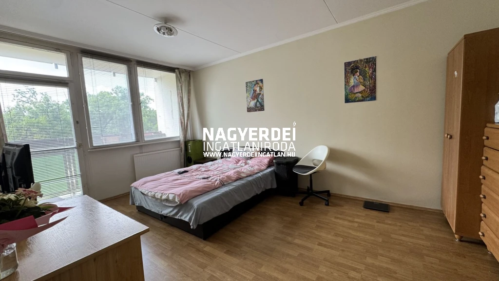 Eladó 51 m2 panel lakás, Debrecen
