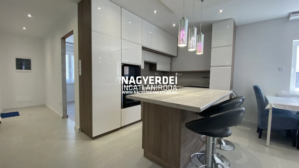 Debrecen Kerekestelepen, FELÚJÍTOTT, amerikai-konyha-nappali + 2 szobás ház ELADÓ