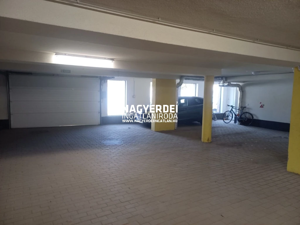 Eladó 18 m2 teremgarázs, Debrecen