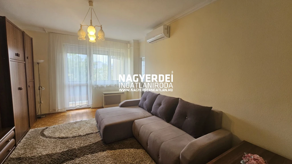 Nagyerdőn eladó 2 szobás, erkélyes tégla lakás – egyetemek közelében, garázslehetőséggel.