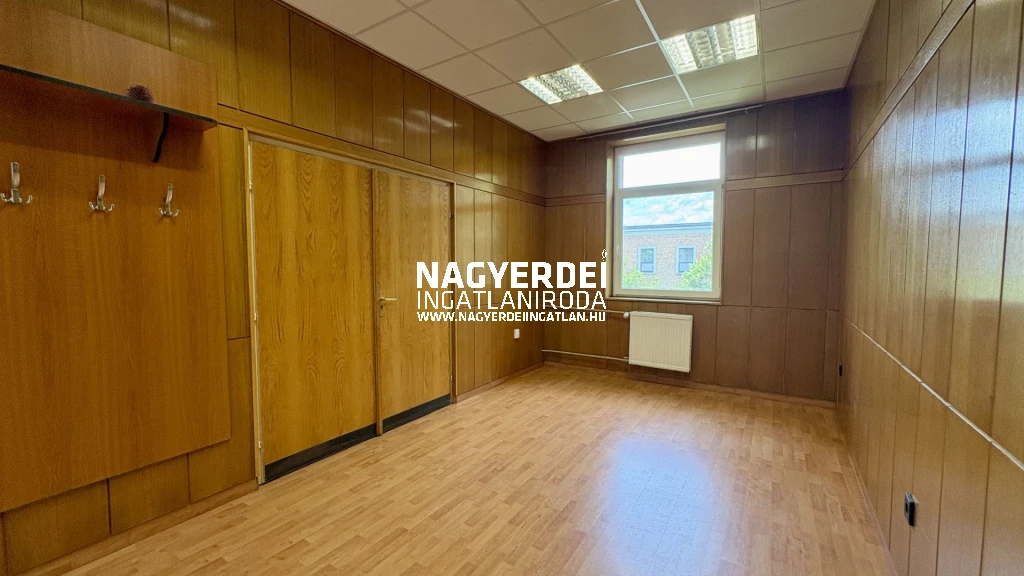 Kiadó 17 m2 iroda irodaházban, Debrecen