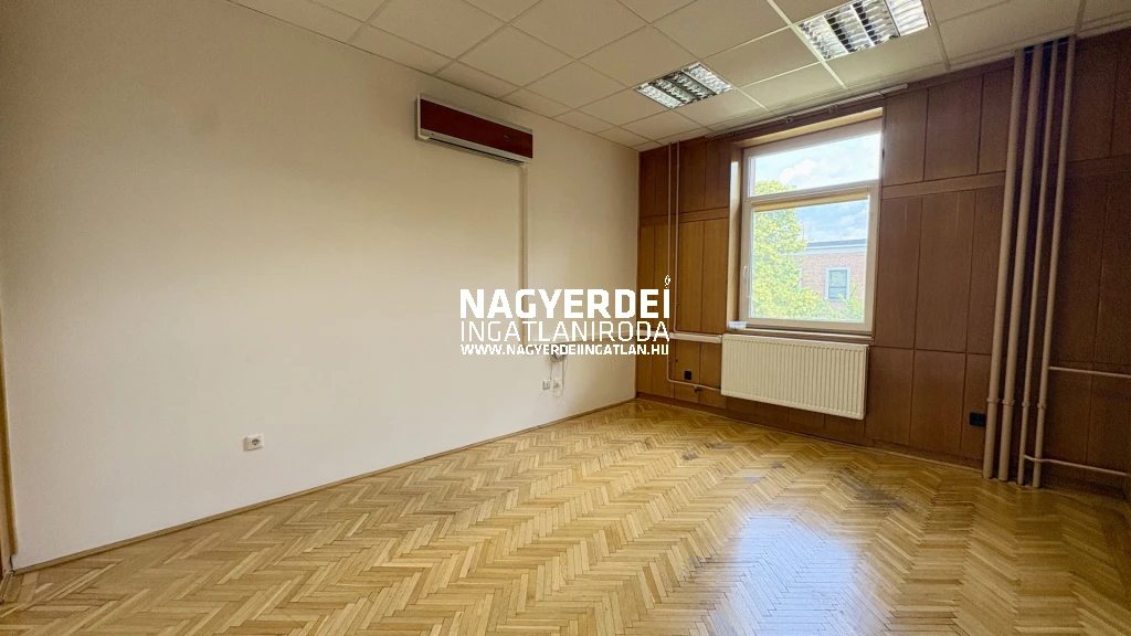 Kiadó 19 m2 iroda irodaházban, Debrecen