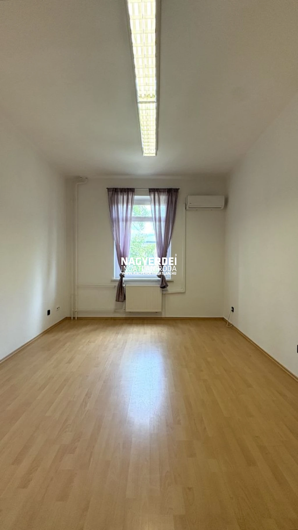 Kiadó 19 m2 iroda irodaházban, Debrecen
