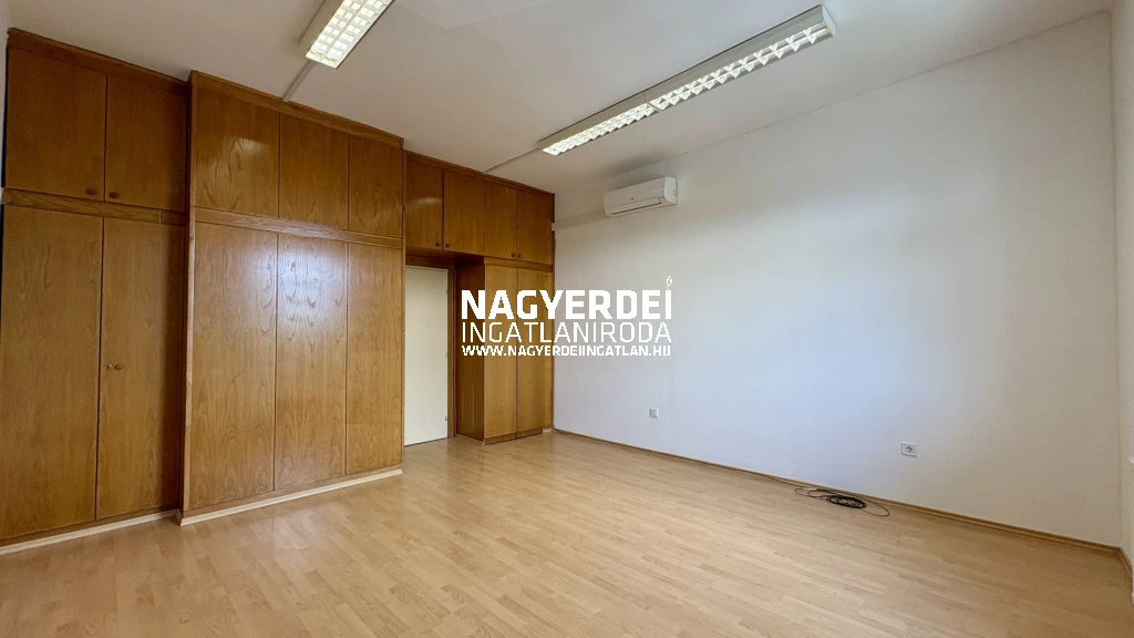 Kiadó 21 m2 iroda irodaházban, Debrecen