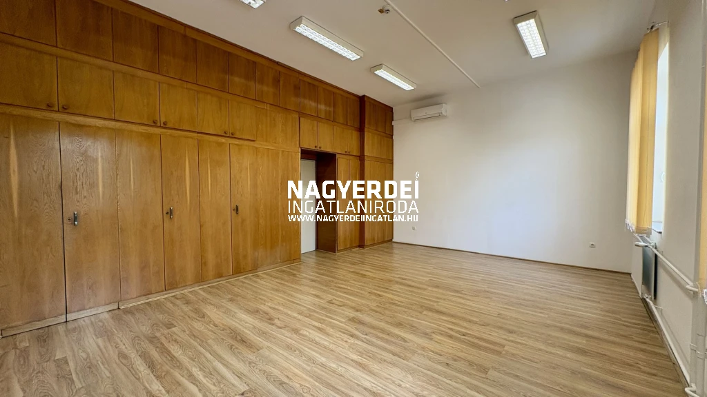 Kiadó 38 m2 iroda irodaházban, Debrecen