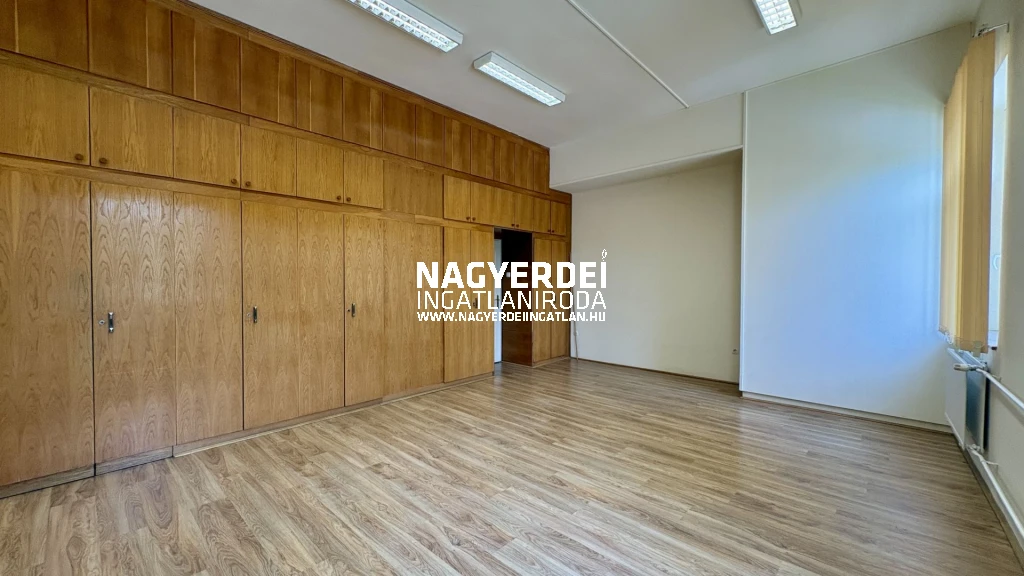 Kiadó 36 m2 iroda irodaházban, Debrecen