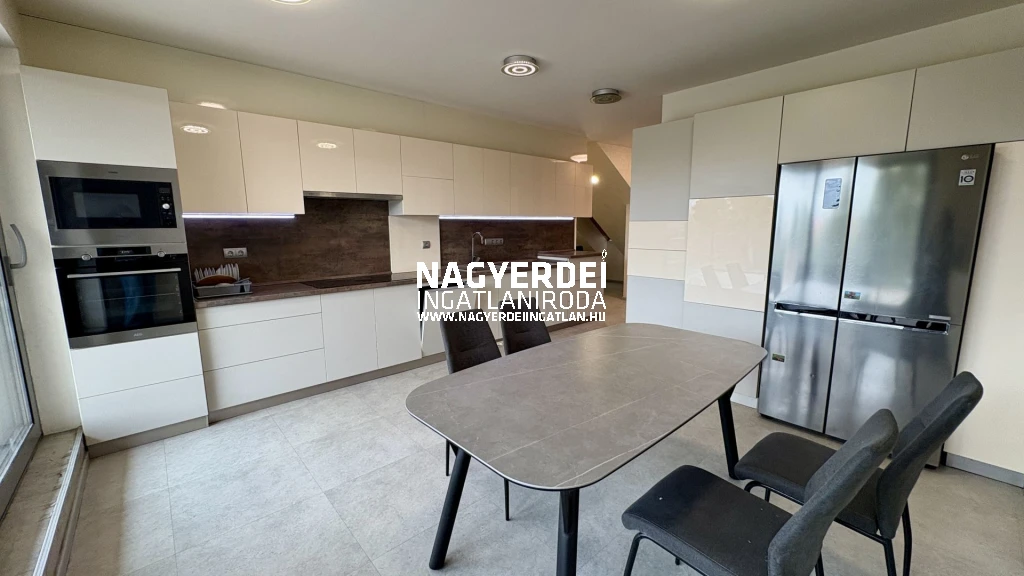 Kiadó 100 m2 tégla lakás, Debrecen