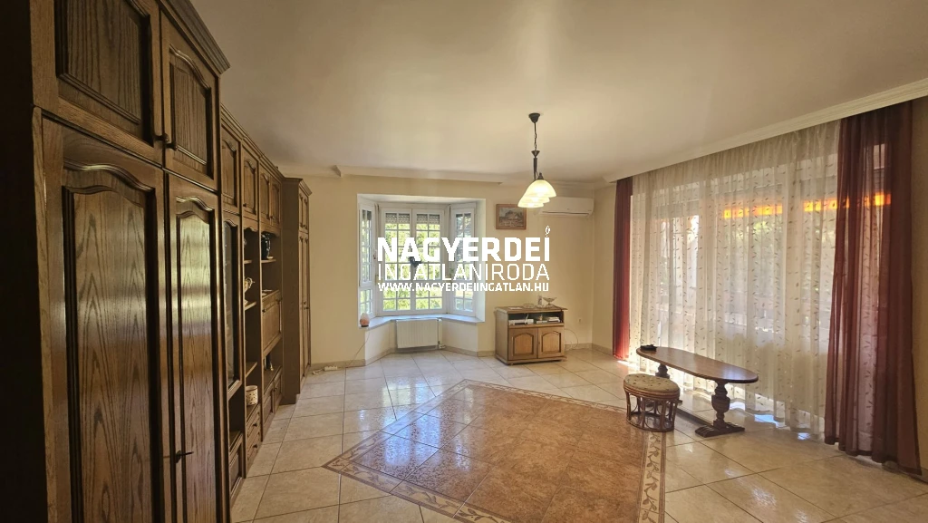 Széchenyi utcán, nappali + 3 hálószobás, 97 m2-es lakás saját garázzsal, zárt udvarban eladó