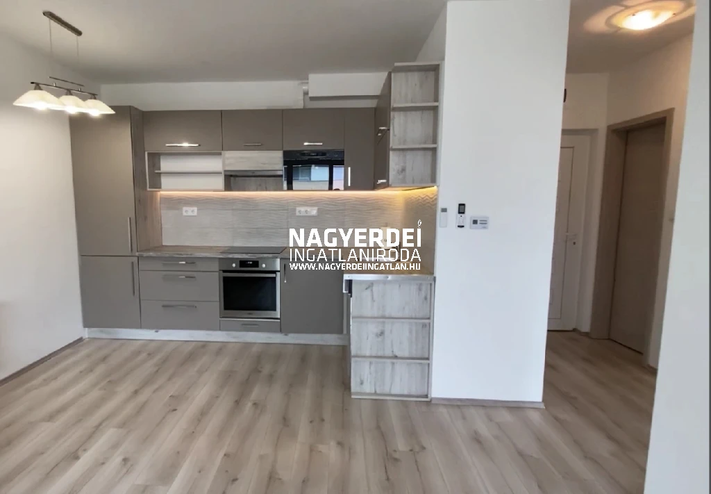 Debrecen Belvárosában, új építésű, amerikai konyha-nappali+2 hálószobás, BÚTOROZATLAN lakás KIADÓ