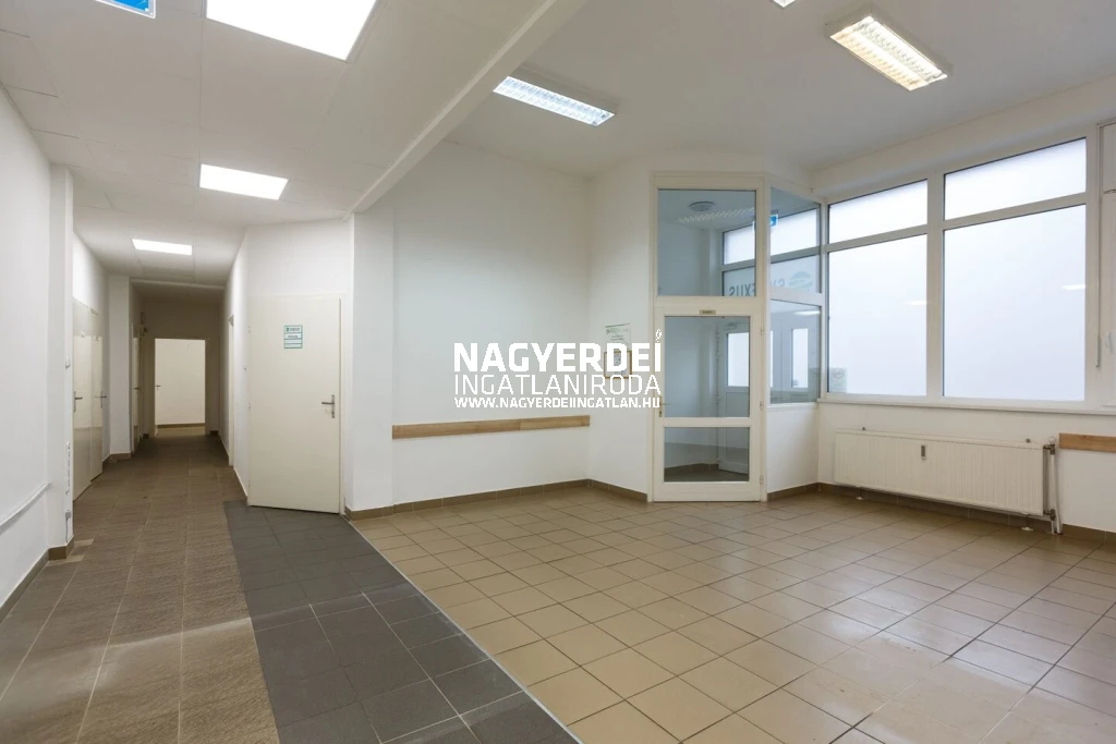 Kiadó 287 m2 üzlethelyiség, Debrecen