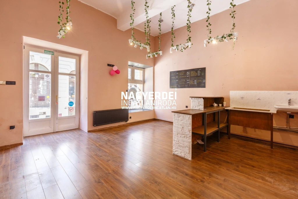 Kiadó 44 m2 üzlethelyiség, Debrecen