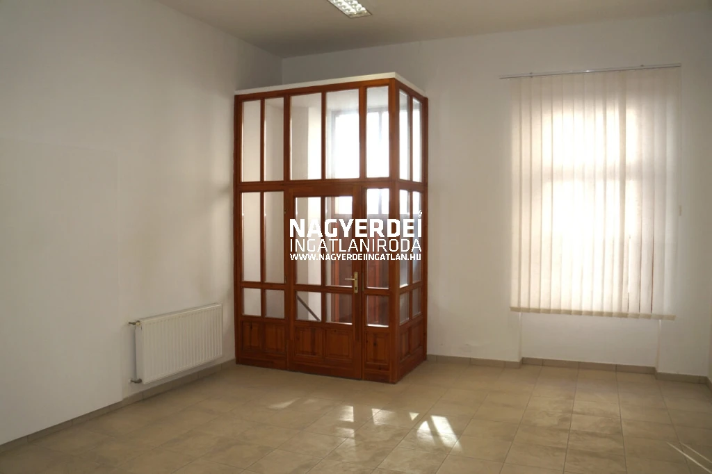 Kiadó 48 m2 üzlethelyiség, Debrecen