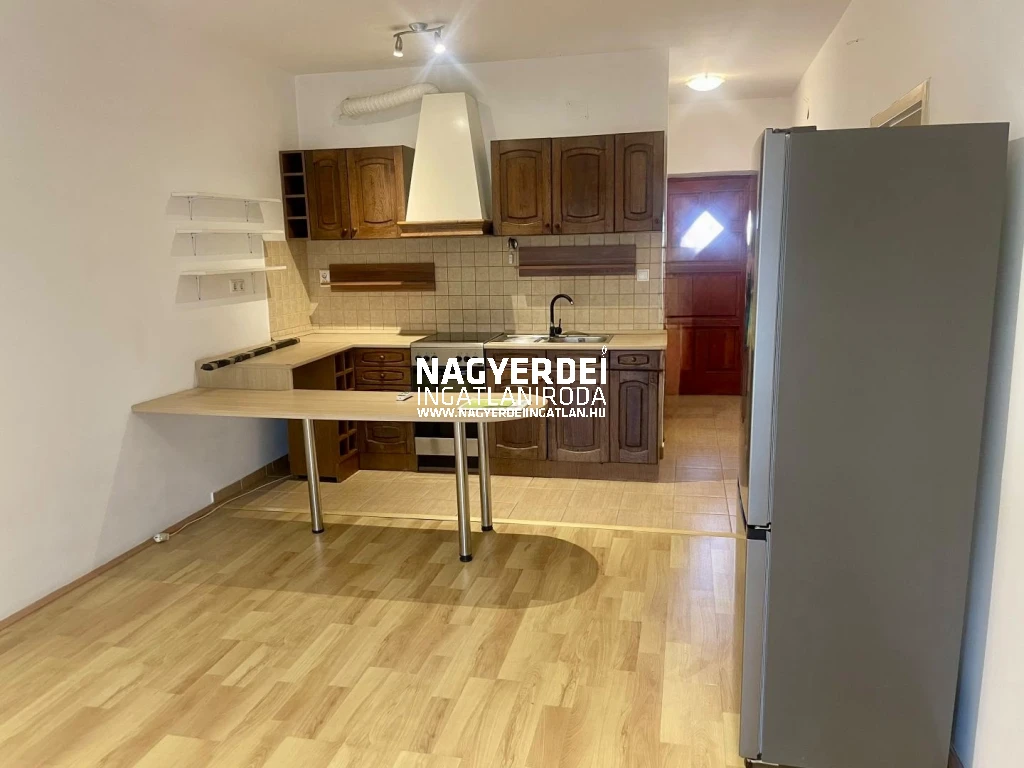 Kiadó 40 m2 tégla lakás, Debrecen