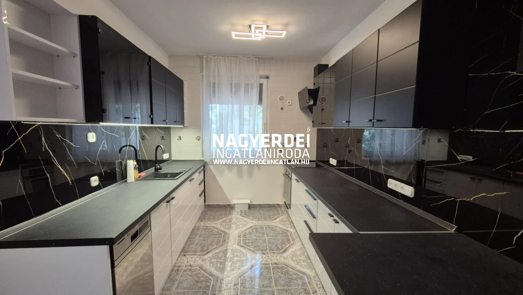 Kiadó 100 m2 tégla lakás, Debrecen