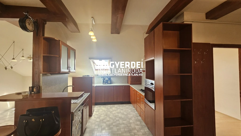 Eladó 120 m2 tégla lakás, Debrecen
