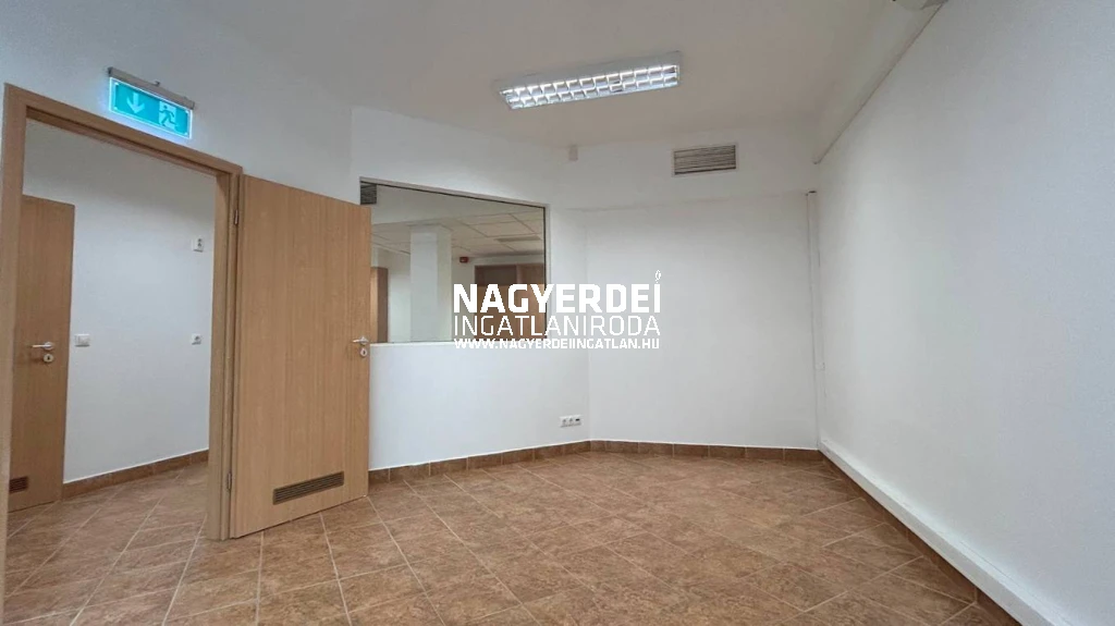 Kiadó 59.11 m2 üzlethelyiség, Debrecen
