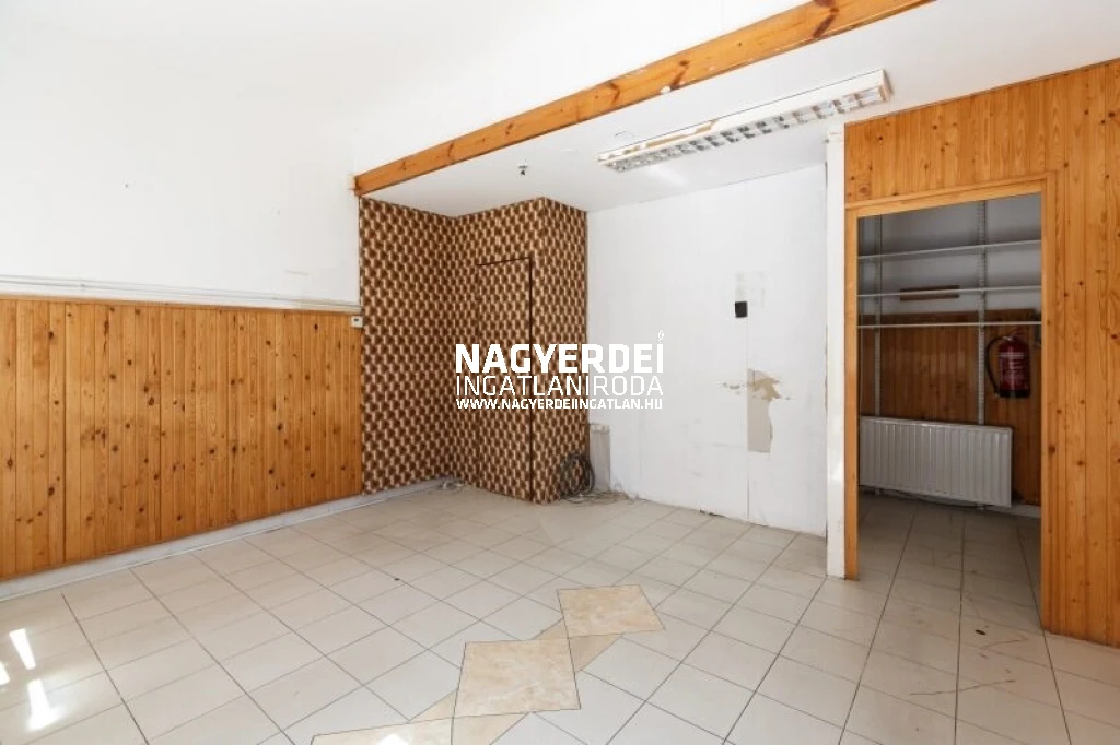 Kiadó 28 m2 üzlethelyiség, Debrecen