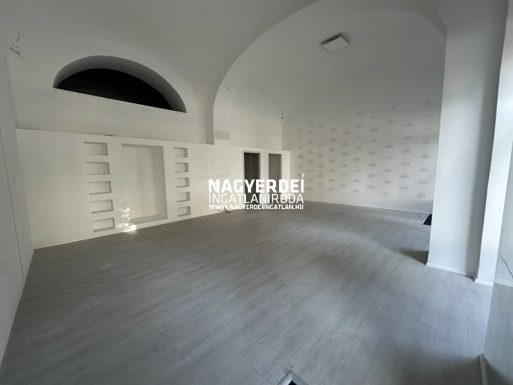 Kiadó 86 m2 üzlethelyiség, Debrecen