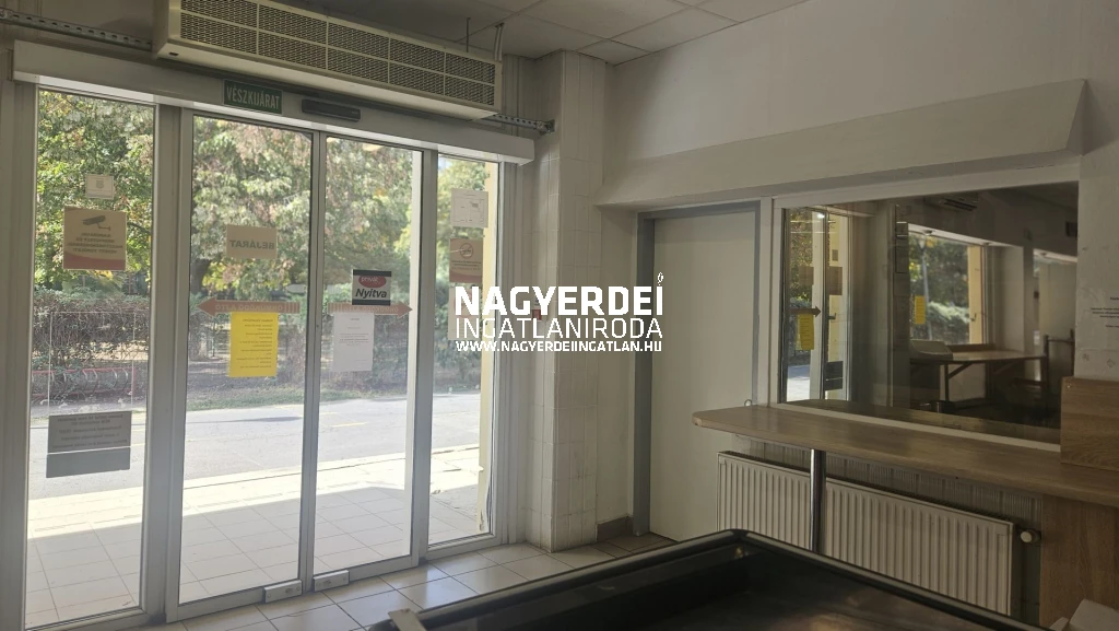 KIADÓ UTCFRONTI ÜZLETHELYISÉG DEBRECEN VÉNKERTBEN – 200 M2 ELADÓTÉR + RAKTÁR + HŰTŐKAMRA