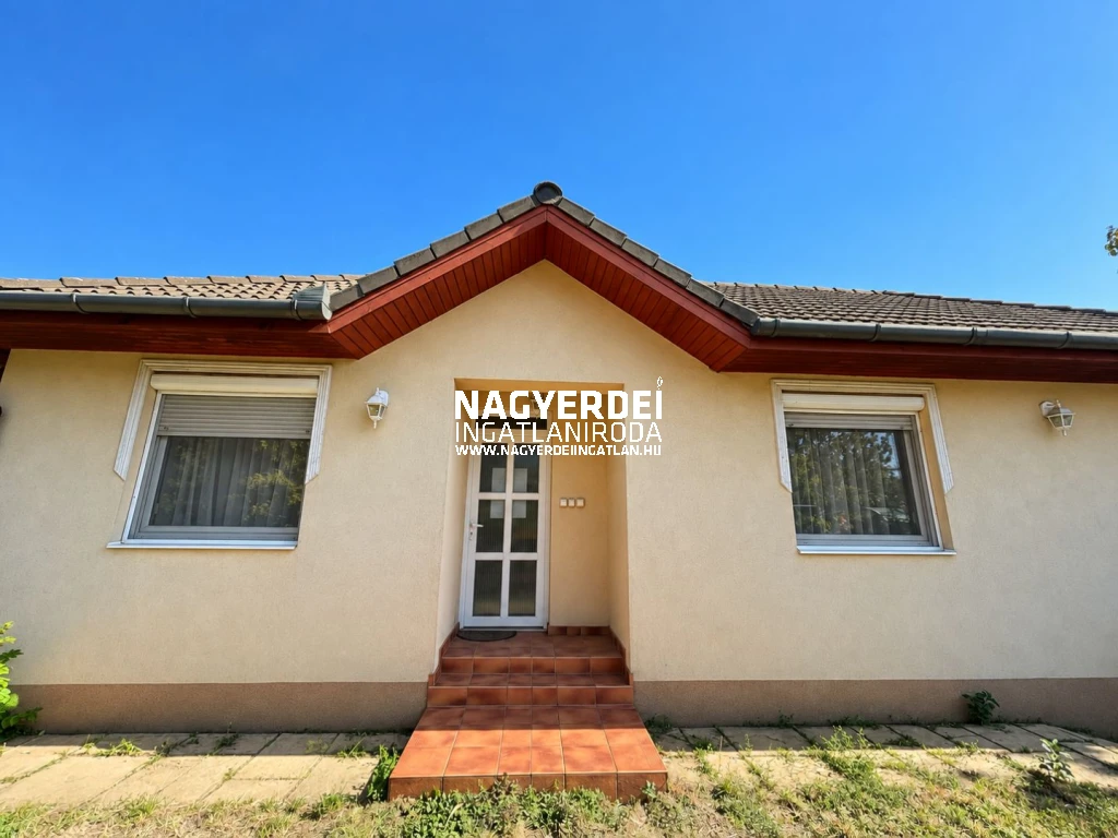 Eladó 80 m2 ikerház, Debrecen